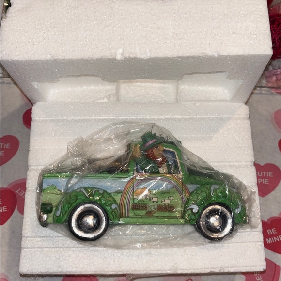 Jim Shore Heartwood Creek "Truckload of Luck" Figurine - Picture 4 of 6